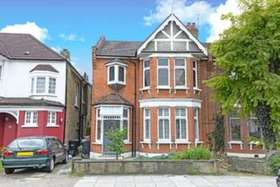 2 bedroom Flat for s...